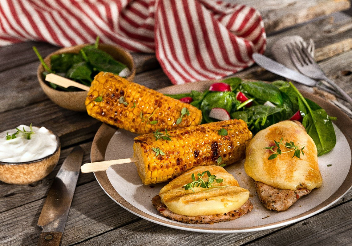 Kurací steak so Syrom na panvicu, grilovanou kukuricou a dipom